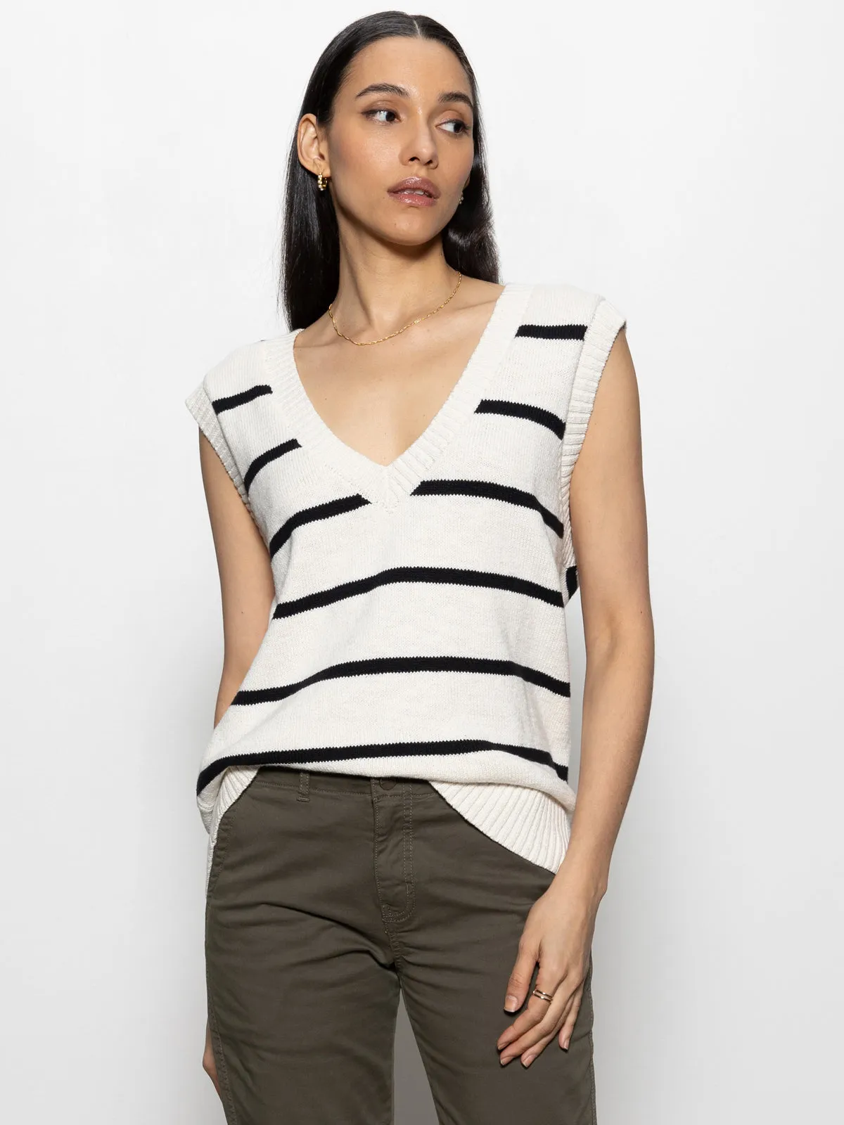 Boyfriend Sweater Vest Chalk with Black