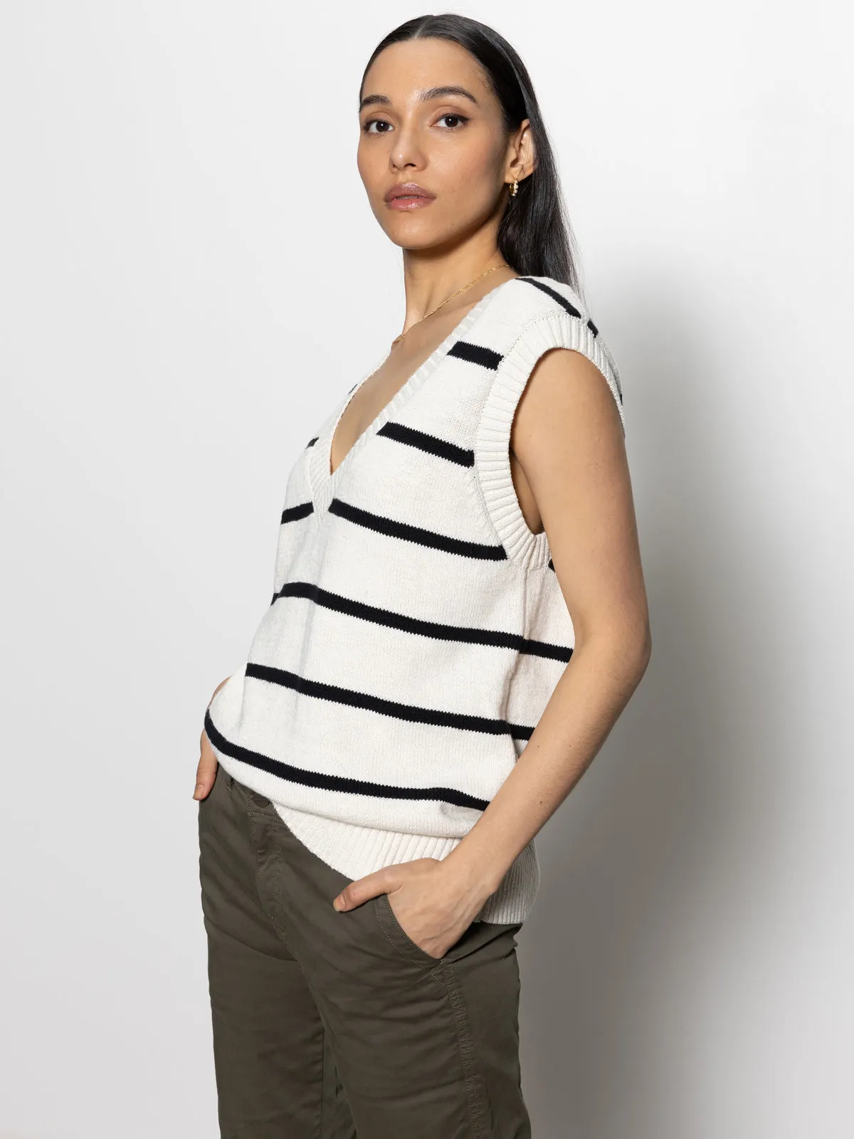 Boyfriend Sweater Vest Chalk with Black